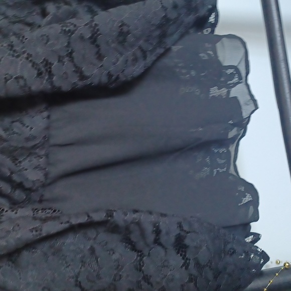 TORRID PEPLUM LACE PUFF SLEEVE TOP - Picture 4 of 8